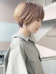  大人可愛い前髪ありのひし形耳掛けショートボブ　20代30代40代