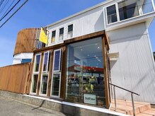 セラヴィの雰囲気（駐車場は店舗の両脇にあります。満車の際はお声かけください。）
