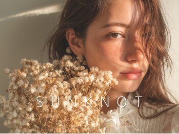 サンノット(SUN KNOT)の写真/鏡を見るのが楽しみになる♪絶妙なカール感で、横顔まで美しく演出◎指通り滑らかな理想のウェーブに！