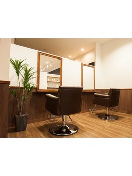 店内は広々としたプライベート空間の隠れ家サロン。周りを気にせずゆったりとした時間を過ごせるのが魅力♪