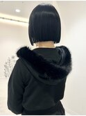 艶とシルエットが美しい切りっぱなしボブ