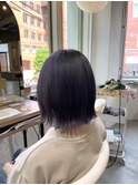暗髪ラベンダーで魅せる、柔らかミディアムボブ