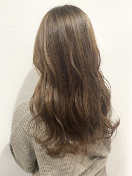 グラット(grAt) 【ももこ】ミルクティーグレージュカラー