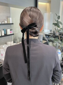 ケンジ ツルヤチョウ(KENJE tsuruyacho) ベロアリボンとタイトシニヨン