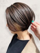 コンフィープラス(comfy plus) 前下がりレイヤーボブ/イヤリングカラーでワンポイント