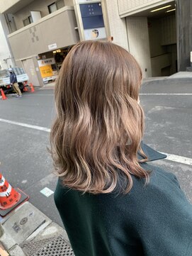 キャラ 池袋本店(CHARA) ブリーチありとなしの部分を馴染ませたミルクティーベージュ