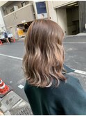ブリーチありとなしの部分を馴染ませたミルクティーベージュ