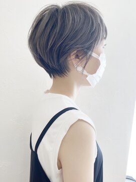 アンド ストーリーズ(&STORIES) 大人可愛い前髪ありのひし形耳掛けショートボブ30代40代50代