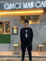 グレースマンカフェ(GRACE MAN CAFE)&nbsp;センターパートスキンフェードスタイル
