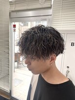 アクルヘアーバイテソロ(AKUR hair by tesoro) ツイストスパイラル ハイライト メッシュ 刈り上げマッシュ