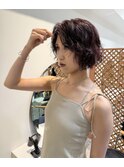 濡れ感ショートでつくる美シルエット×深みあるボルドー