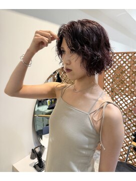 スー(suu) 濡れ感ショートでつくる美シルエット×深みあるボルドー