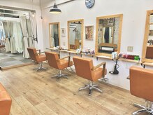 ヘアメイク ゼロサンヨンゴ(Hair Make 0345)の雰囲気(落ち着いたのあるキャメルカラーのカフェ風の店内です。)