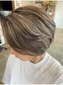 ショートヘアとハイライトカラー