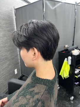 ローグ(ROGUE) ショートセンターパート×ダウンパーマ