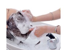 髪質改善ヘアエステの施術を大まかにご説明させていただきます。1、クレンジング、デトックスシャンプー。