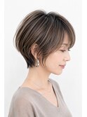 白髪ぼかしハイライトで柔らかく仕上げる、大人のミディアムスタ