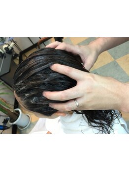 頭皮のべたつきが気になる方に◎カットorカラー施術でお手軽にヘッドスパ体験できるクーポンをご用意！