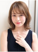 イメチェン厚めバング耳かけフォギーベージュ毛先パーマミディ
