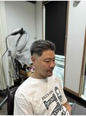 スキンフェードにシルバーメッシュです。