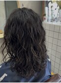 大人の波巻きスパイラルパーマミディアムロングメンズカットヘア