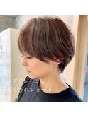 ミディアムヘアハッシュカットグレージュデザインカラー