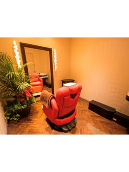 ゆったりと落ち着く店内とフルフラットシャンプー台でうける極上ヘッドスパで、日頃の疲れを癒しませんか？