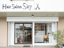 白を基調としたシンプルな外観・店内。お店の前に専用駐車場あり