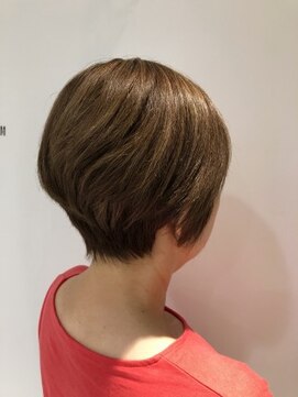 コム(com by neolive) 耳出し 大人ショート