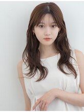 プラウド&nbsp;ゆるやかな髪の流れと薄め前髪がかわいいロングスタイル