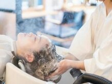 トリートメントだけでなくヘッドスパメニューも充実♪ケアも癒しもAujuaで体験頂けます！