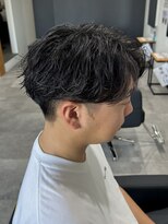 ヒュイル バイ ニアウ(Hwyl by Niau) メンズカットパーマセンターパートシャドウパーマ刈り上げカット