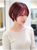 丸みショート×ピンクレッドカラーで大人可愛い