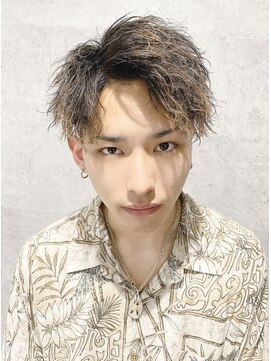 アンダーバーホワイト 天神店(_WHITE) 前下がりセンターパート