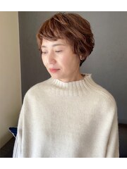 カーリーヘアーがキュートな冬スタイル