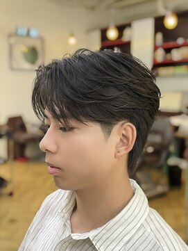 レボルトヘアー(R EVOLUT hair) フェザーショート刈り上げないセンターパートフェザーパーマ
