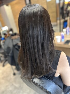 クープシゾー(coupe ciseaux) ダークなのに透明感