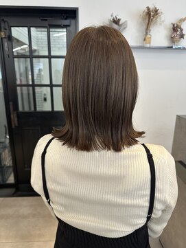 オリーブベージュ／アッシュ／透明感カラー