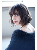 グレージュ ひし形シルエット 切りっぱなしボブ エアリー
