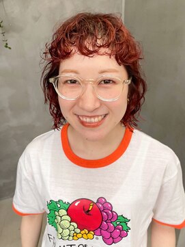 トゥコ(tuco) まなつん　くるくるパーマ　赤髪　オレンジ　ソバージュ手前