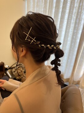 ヘア ミーツ ドレス プレローマ(HAIR meets dress pleroma) ポニテ風アレンジ