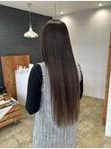 ストレートヘアでグレージュカラー