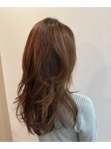 髪がしなやかに動く　くせ毛を活かすロングレイヤー