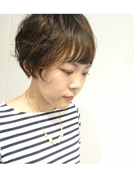 アミナ(AmiNA) オン眉×くせ毛風ショート