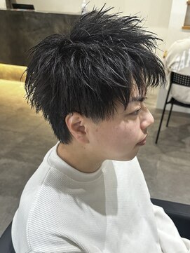 ヒュイル バイ ニアウ(Hwyl by Niau) メンズ爽やかショートヘアアップバングヘアツーブロック
