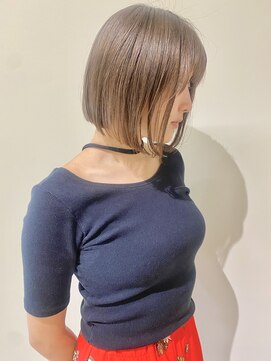 フイ(HUI) 20代30代40代前下がりボブ小顔補正立体カット