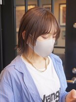 メゾン アヴァロ(Maison Avallo)&nbsp;グレージュカラーの切りっぱなしショートボブ