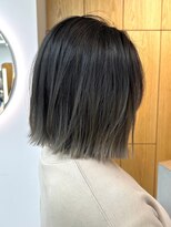 オリーブ_ハイトーンカラー_前髪パーマ_ぱっつん前髪