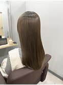 透明感あるベージュロング × 上質な艶感