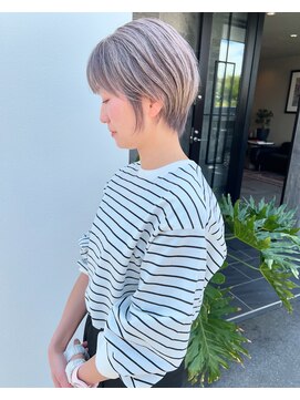 メゾン アヴァロ(Maison Avallo) ミルキーベージュの大人スタイリッシュショート